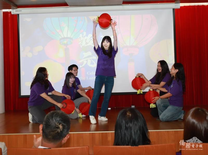 搭僑學員特別準備三段主題舞蹈，展現臺灣節慶文化