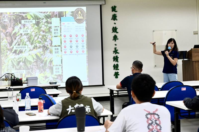 田寮生技數位科技曾淑芬業務經理講述「雲端智能自動化灌溉施肥系統暨案例分享」