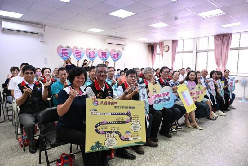 花蓮縣衛生局4日起啟用「長者疫苗接種紀錄卡」，65歲長者於戶政事務所申辦敬老卡時，即可同步領取紀錄卡，清楚掌握自己65歲後可接種的各項疫苗，守護樂齡健康生活。（花蓮縣衛生局提供）