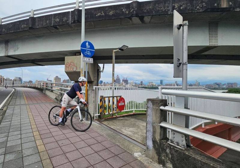 為維護行車秩序及民眾用路安全，「2025大稻埕夏日節」舉辦期間忠孝橋、台北橋（含自行車牽引道）及周圍地區將進行管制，籲請市民朋友多利用大眾運輸前往欣賞展演。（新北高灘處提供）