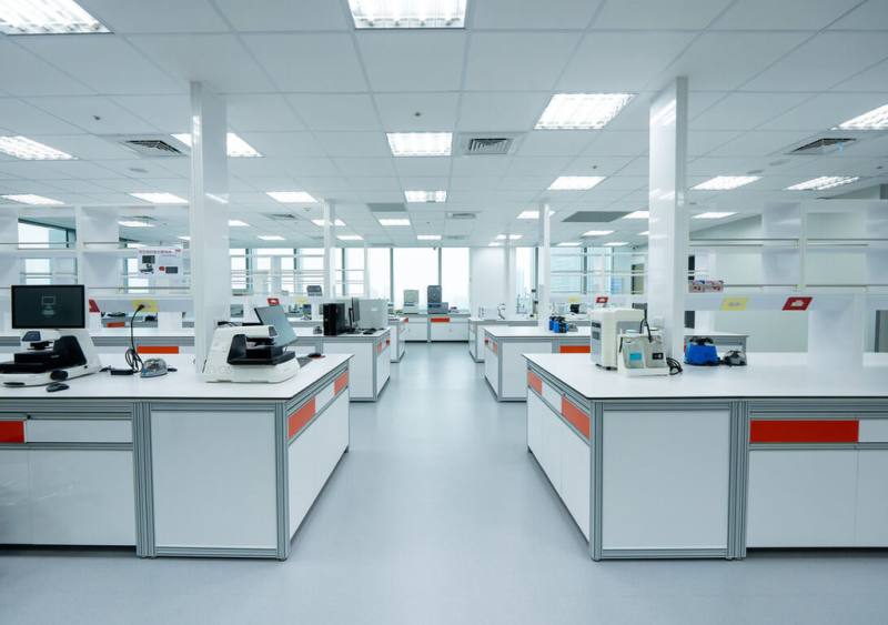 依審計部審核報告，台北市政府辦理南港生技產業聚落開發計畫興建營運移轉案，內部實驗室與小型試量產工廠面積未符合規定。產業發展局4日回應，比例已達78%。圖為園區內的共用儀器室。（產發局提供）