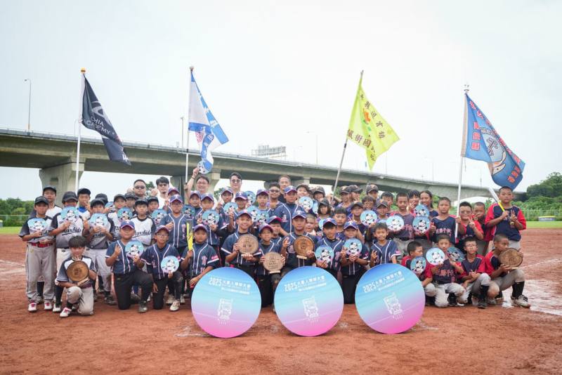 首頁 / 運動
火星人棒球大會姚沅江投打俱佳　苗栗通霄國小奪冠
2025/8/3 21:52（8/3 22:01 更新）
2025火星人棒球大會U13全國軟式少棒賽3日冠軍賽為「苗栗內戰」，通霄國小最終以8比0擊敗烏眉國小楓樹分校，奪得冠軍。圖為賽後大合照。（大會提供）