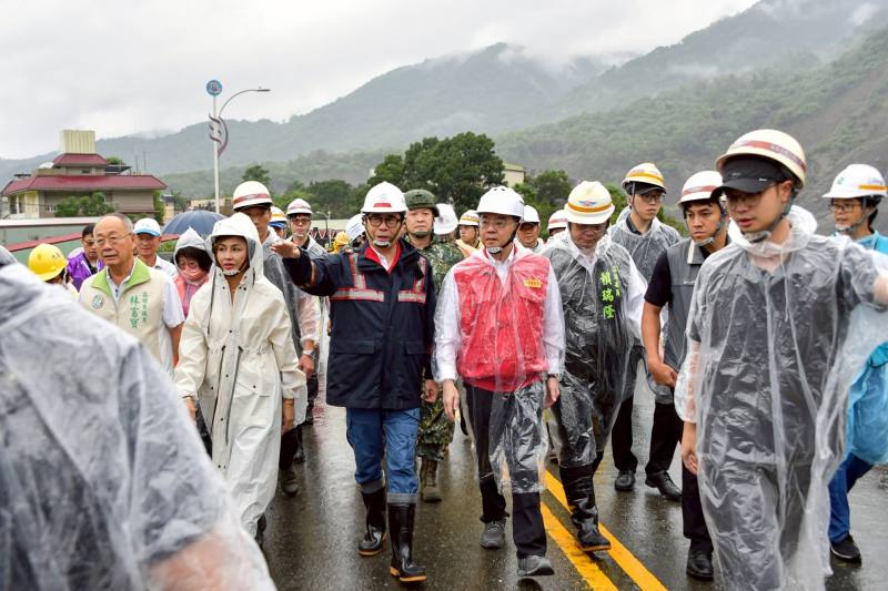 行政院長卓榮泰4日南下高雄六龜區視察台20線79k道路修復情形及81k墜車事件搜救作業