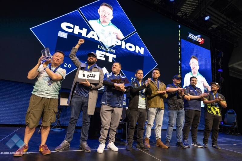 格鬥電競盛事EVO 2025於美國拉斯維加斯登場，台灣知名選手ET（左1）4日在「格鬥天王XV」奪得冠軍。（圖取自facebook.com/EvoFGC/）
