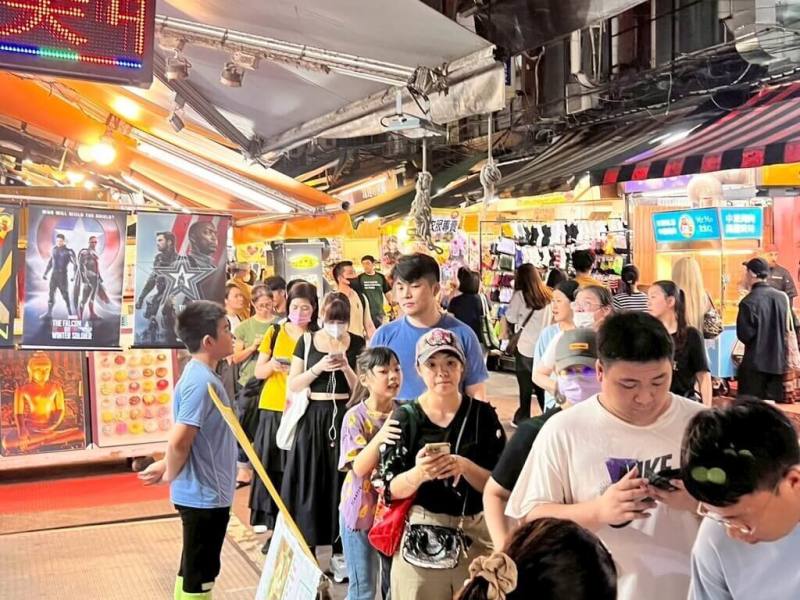 台北市市場處宣布2025台北夜市打牙祭活動開跑，今年主題為「神美食」及「 明日之星」角逐戰，網路投票時間至8月底，最大獎有手機和掃地機器人，另有其餘優渥獎品，預計9月中旬公布得獎名單。（市場處提供）