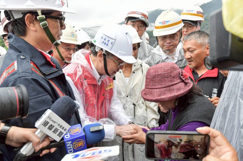 卓院長慰問當地災民