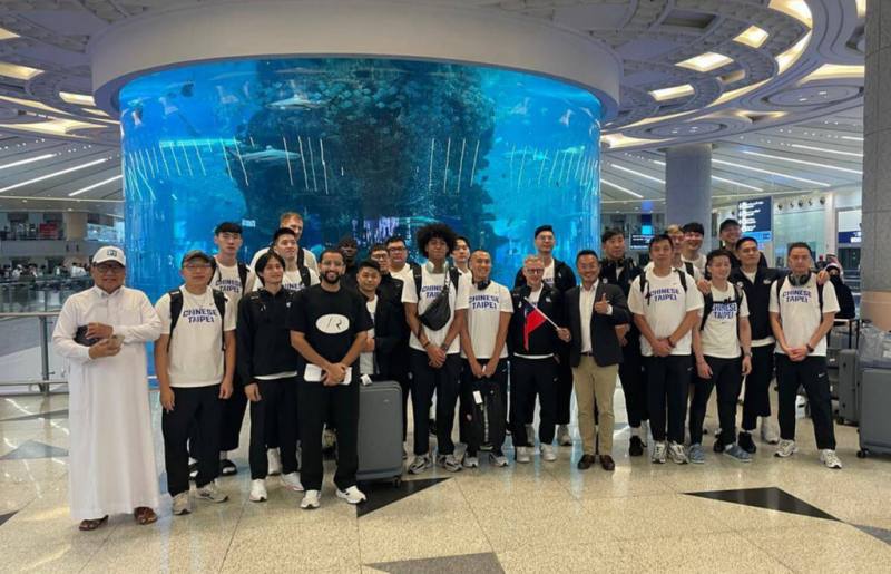 2025年第31屆FIBA亞洲盃男籃賽將於8月5日至17日舉行於沙烏地阿拉伯。12名球員由領隊楊勝凱（前右7）和義大利籍總教練圖奇（前右6）率隊，3日抵達吉達機場。台灣駐沙國代表處組長潘俊彥（前右5手持國旗者）到場接機。（駐沙國代表處提供）