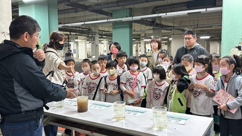 The environmental education course at Dihua Sewage Treatment Plants helps participants distinguish between different water samples