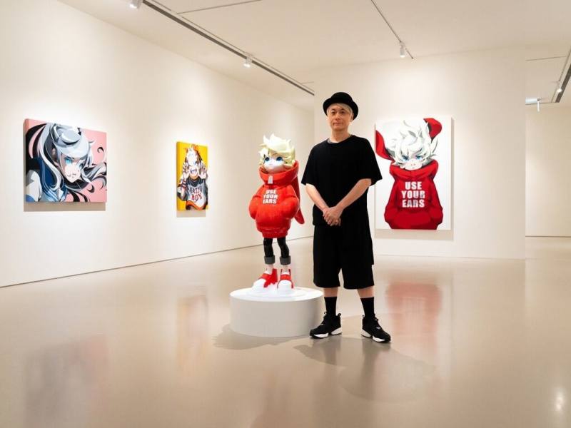 日本藝術家松浦浩之（圖）在台北誠品畫廊推出個展SUPER ACRYLIC SKIN－GIGA，並帶來「鳥獸 GIGA」系列作，展期至9月27日。（誠品畫廊提供）