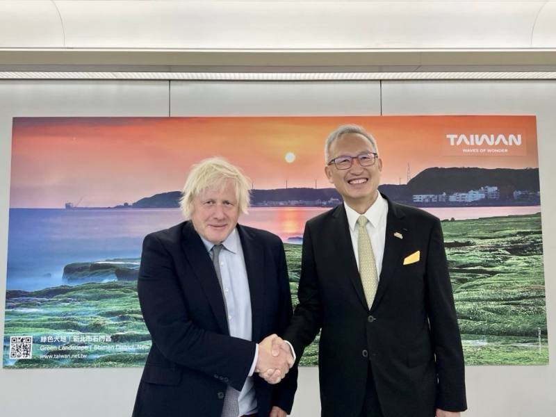 英國前首相強生（Boris Johnson，左）抵台，外交部政務次長吳志中（右）前往接機致意。