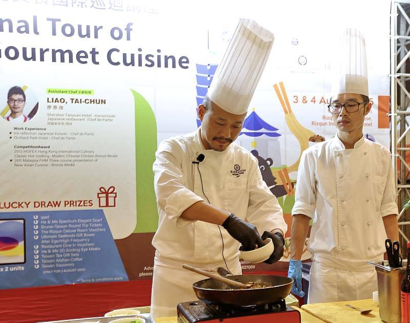 特邀五星級飯店李佳其主廚及廖泰竣助理主廚現場烹調臺灣美食