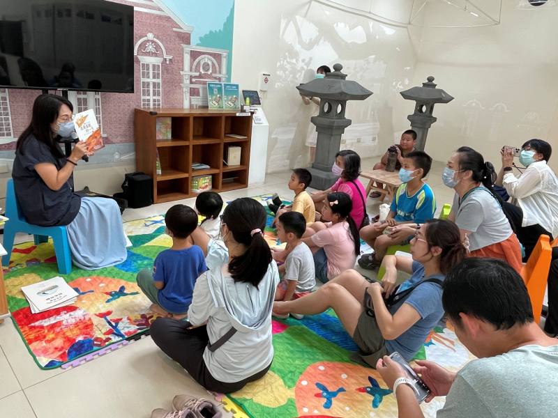 多元母語繪本故事閱讀角親子共讀於假日時段參與熱烈