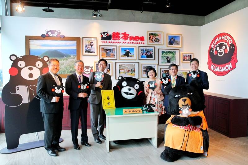 桃園國際機場公司表示，「探索熊本趣」特展即日起於第二航廈展出至12月14日，現場打造原汁原味的熊本觀光主題區，設置熊本熊部長辦公室、AR互動體驗及開放至8月7日的限時拍貼機等設施。