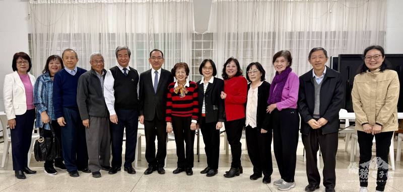 尤正才（左六）和聖保羅教會牧師及主要幹部合影