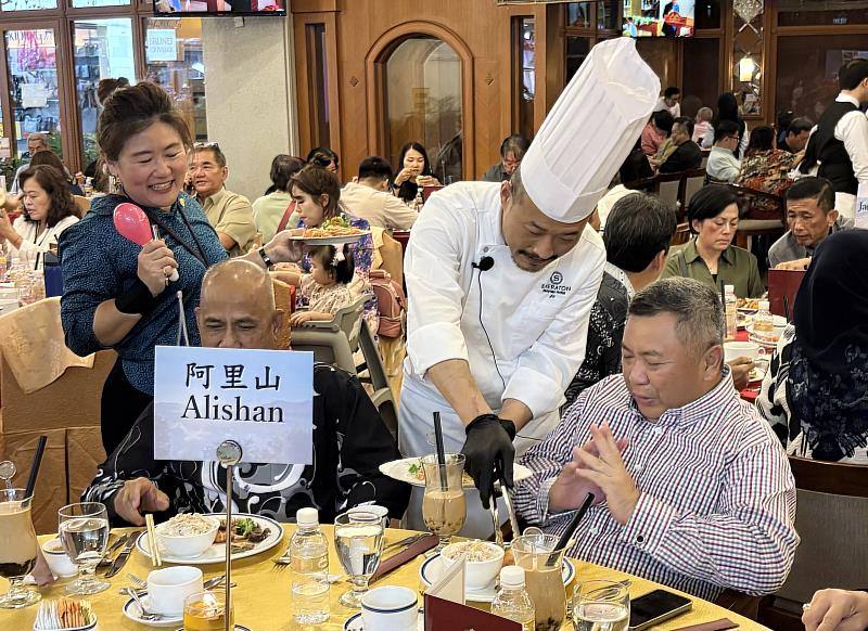 李佳其主廚親自為現場來賓講解臺灣料理