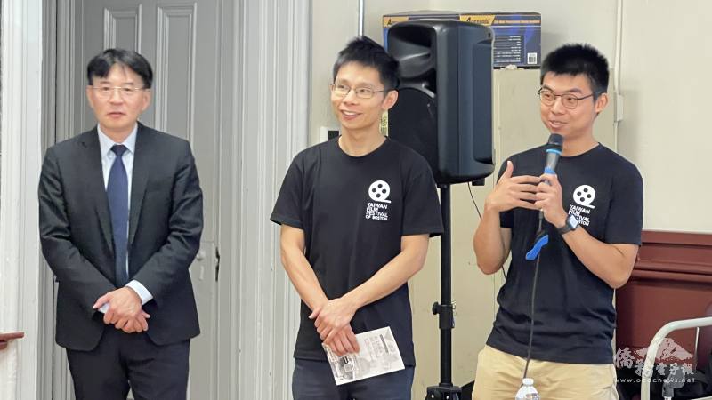 波士頓文教中心主任高家富請波士頓台灣影展協會共會長林致中、蔡景全報告今年的影展安排