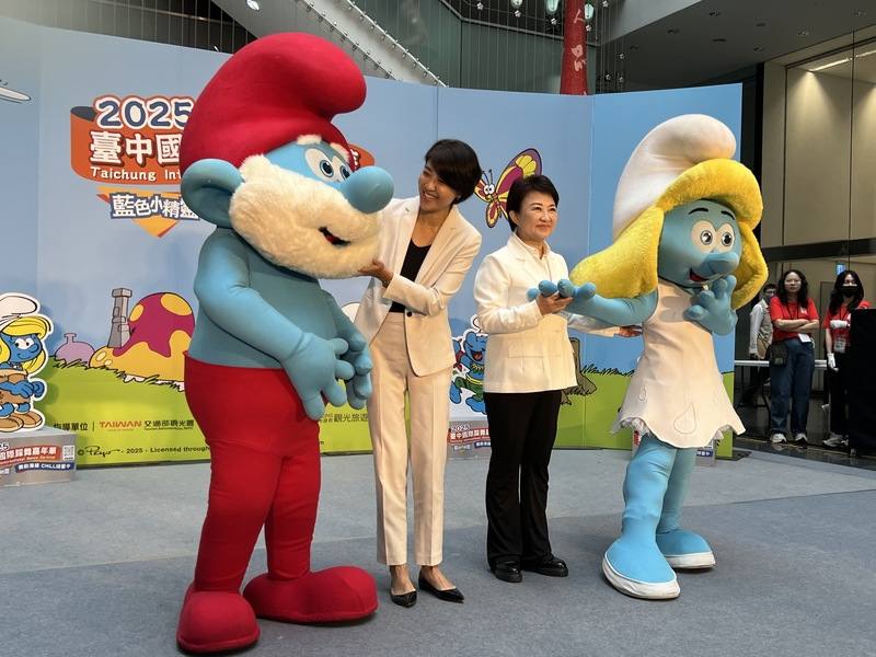 台中國際踩舞嘉年華邁入第10屆，規劃與國際IP藍色小精靈聯合行銷宣傳，南投縣長許淑華（中左）受邀擔任活動代言人，4日與台中市長盧秀燕（中右）一同出席記者會。