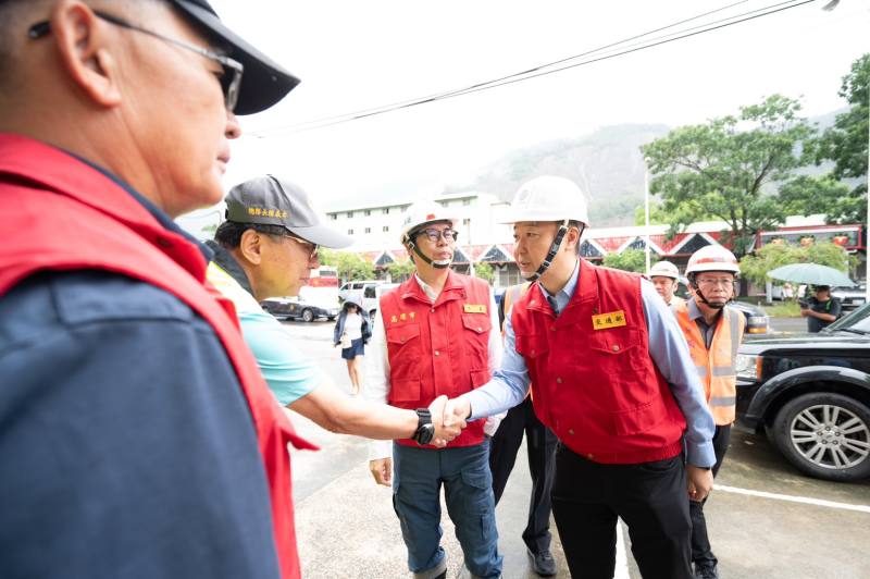 交通部陳世凱部長慰問搜救人員及工程人員