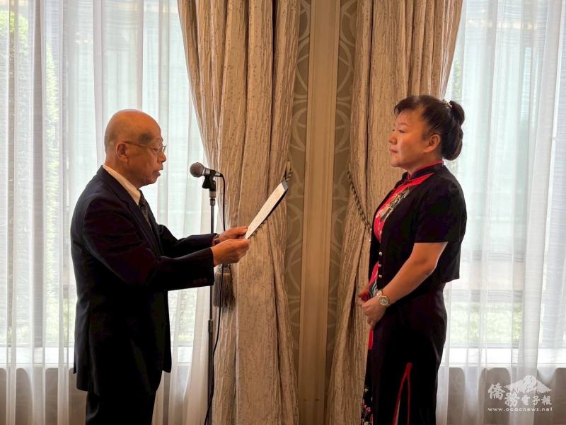 選舉委員長浜岡禎雄頒發當選證書給會長濱田裕子