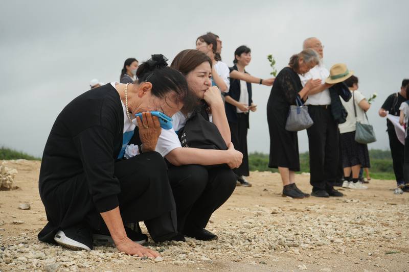 巴士海峽戰歿者慰靈祭3日在屏東恆春舉行，遺族代表致詞者吉岡初枝（前左）表示，得知這場慰靈祭後，終於能正視對父親思念；她在後壁湖獻花時，朝巴士海峽落下思念淚水。