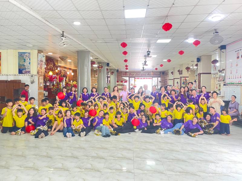 搭僑學生們參訪同奈省福林孤兒院