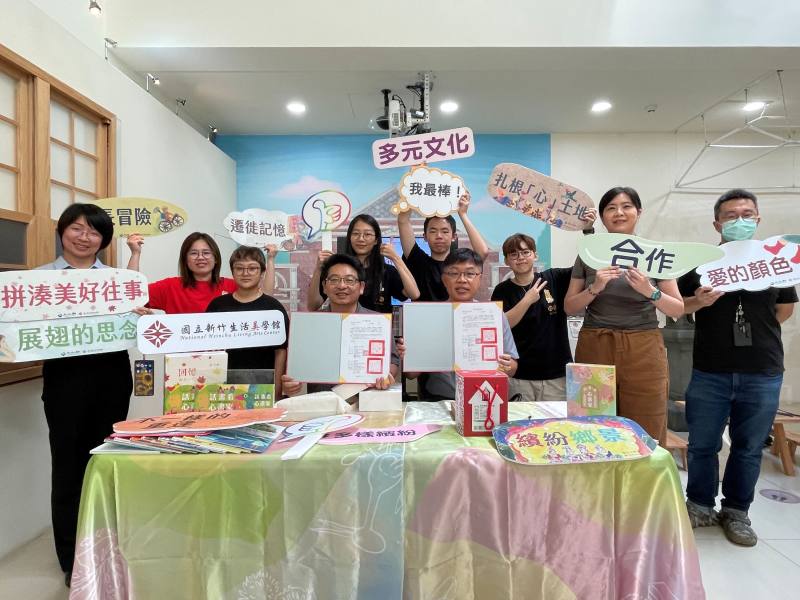 大合照（前排右2玄奘大學邱琪瑄研發長、右3玄奘大學簡紹琦校長、右4國立新竹生活美學館葉于正館長)