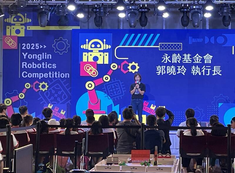 永齡基金會4日主辦第1屆「永齡希望小學機器人大賽」，執行長郭曉玲（中）出席致詞。
