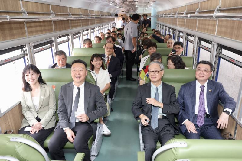 The opening event is attended by Premier Cho Jung-tai (right), Minister of Culture Li Yuan (2nd from the right), Minister of Transportation Chen Shih-kai (2nd from the left)