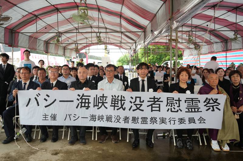 適逢二戰終戰80週年，巴士海峽戰歿者慰靈祭今年規模更勝以往，台灣日本關係協會會長蘇嘉全（1排左4）、日本台灣交流協會台北事務所代表片山和之（1排左3）皆出席。