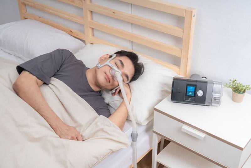 成年人約45%會打鼾，40多歲男業務主管就對此不以為意，但精神越來越差、工作差點出大錯，就醫才知是「睡眠呼吸中止症」，需透過正壓呼吸器輔助治療。圖為正壓呼吸器配戴示意圖。（科林集團提供）