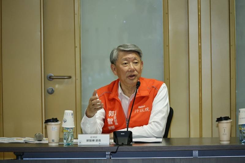 部長郭智輝親自主持傳統產業座談會，表達政府會與企業站在一起，攜手共度難關