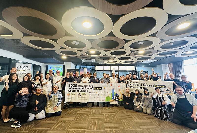 臺灣美食國際巡迴講座於Laksamana商學院進行廚藝示範，並與該校師生合影