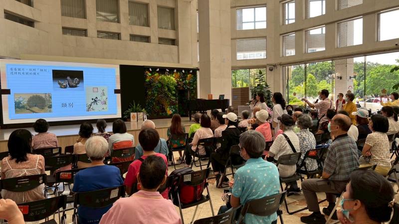 北榮莊祐蓁臨床心理師帶領民眾運用今牌人生牌卡，進行認知、記憶力和注意力練習