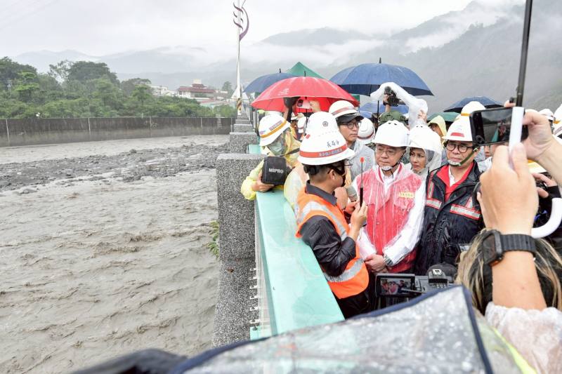 卓院長抵達高雄六龜區寶來二橋