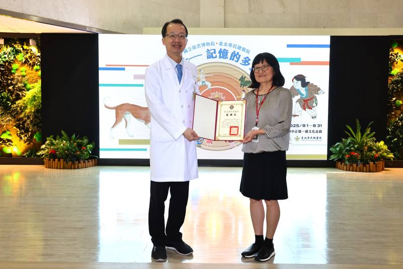 北榮王署君副院長(左)，由故宮展示服務處王芸芬處長(右)代表接受