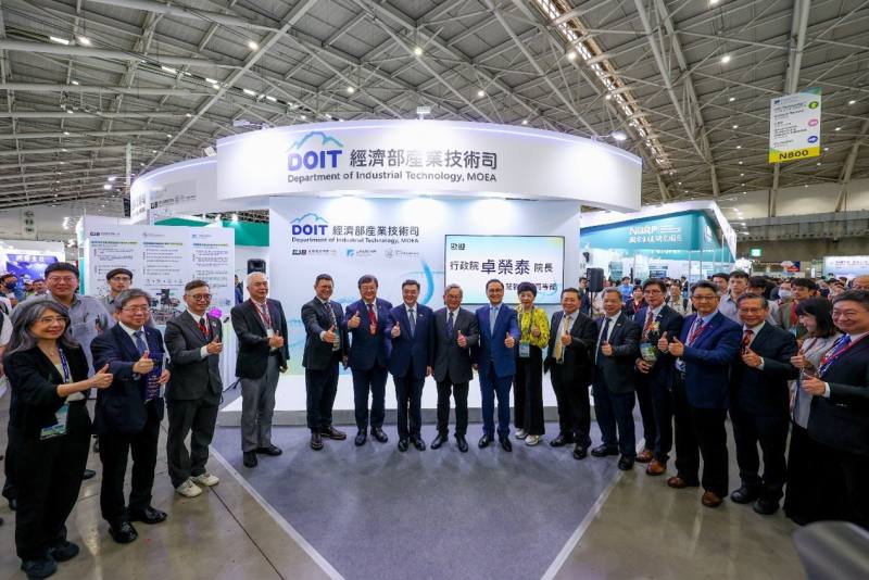 Premier Mr. Cho Jung-tai (seventh from left) visited the DoIT Pavilion and praised the technological achievements on display. Accompanying him were Vice President of ITRI Mr. Eric Y. Chuang (second from left), Senior Technical Specialist of the DoIT Mr. T