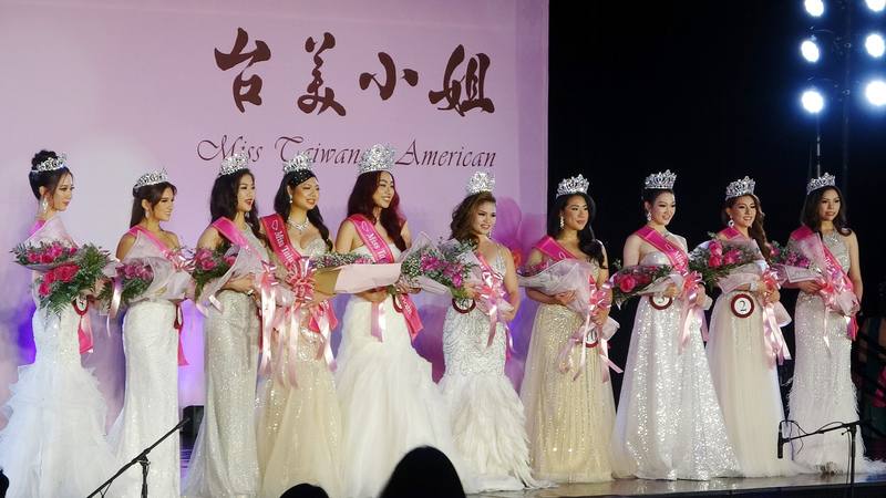 美國社會注重多元文化，不同社群的移民時常舉辦親善大使和選美比賽，當地時間8月2日台僑社區舉行台美小姐選美活動。