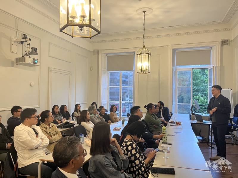 林愷澤分享其創辦「The Ninety」創業社群的歷程與全球擴展構想，鼓勵臺灣青年從英國出發，鏈接國際創投與新創網絡。(英國臺灣商會青年商會提供)