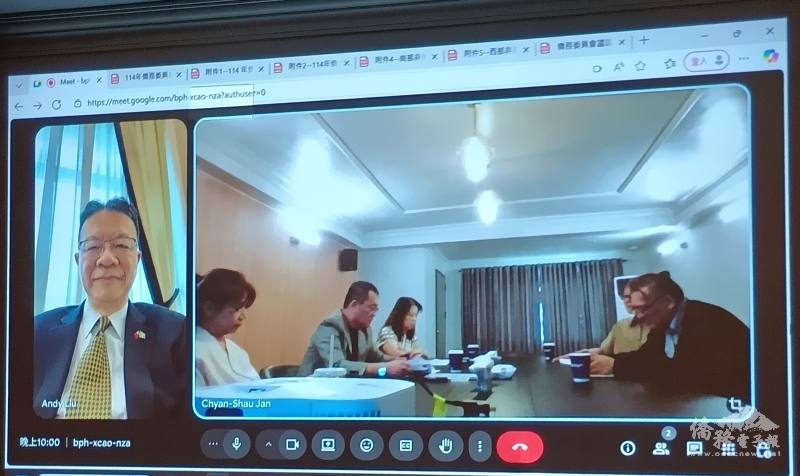 由於在首都出席不同活動，駐奈及利亞處代表劉翼平（左）以視訊方式主持會議