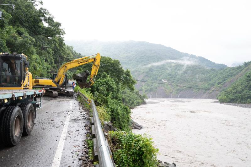 工程人員日夜兼程回填路基避免遭雨勢土石及溪流沖刷掏空