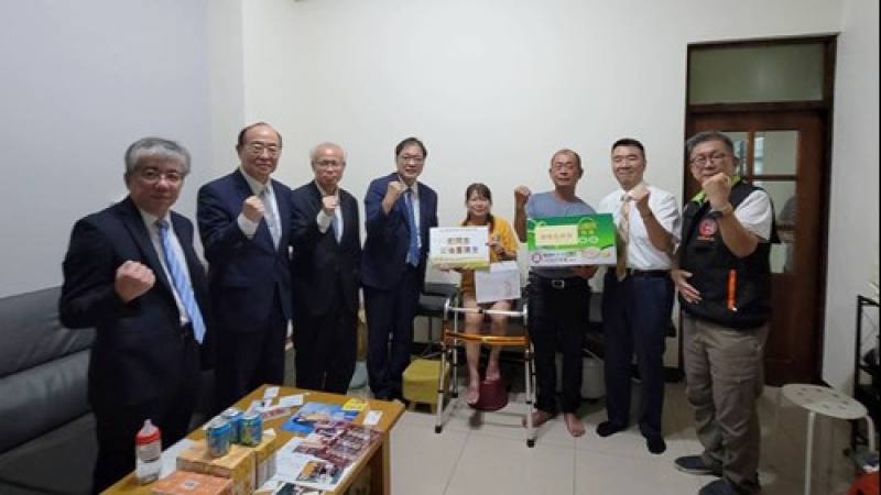 鄭部長關懷嘉義布袋受災馨生個案何小姐