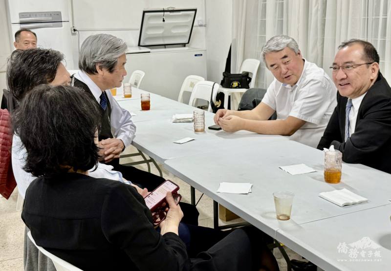 聖保羅文教中心主任尤正才（正面右）和Daniel牧師(正面左)、南美華人神學院院長陳寶鎮牧師（後排右三）互相交流