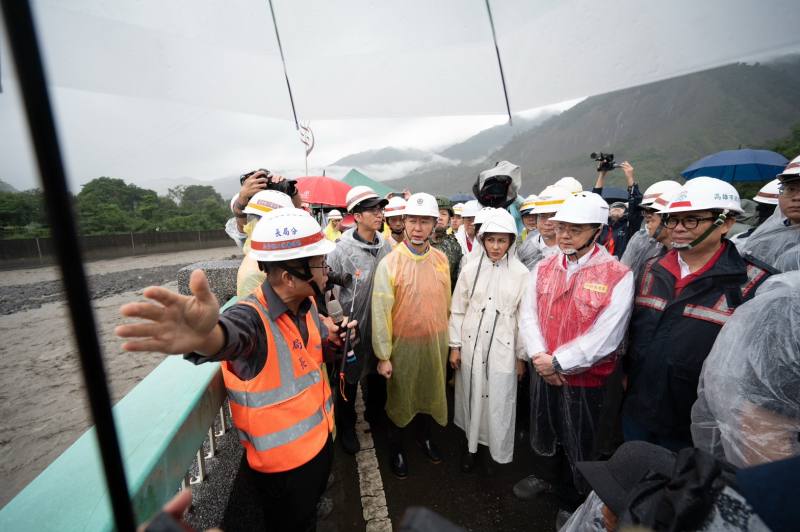 行政院卓榮泰院長、交通部陳世凱部長、高雄市陳其邁市長、邱議瑩立法委員及賴瑞隆立法委員聽取公路局說明災情與路基修復狀況