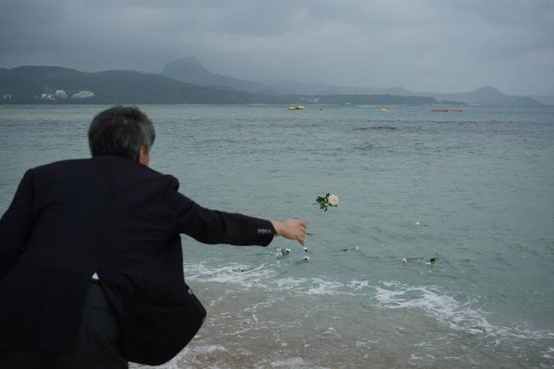 屏東縣恆春鎮潮音寺3日舉行一年一度巴士海峽戰歿者慰靈祭，上午誦經上香後，戰歿者遺族前往後壁湖，將白色菊花灑向巴士海峽。