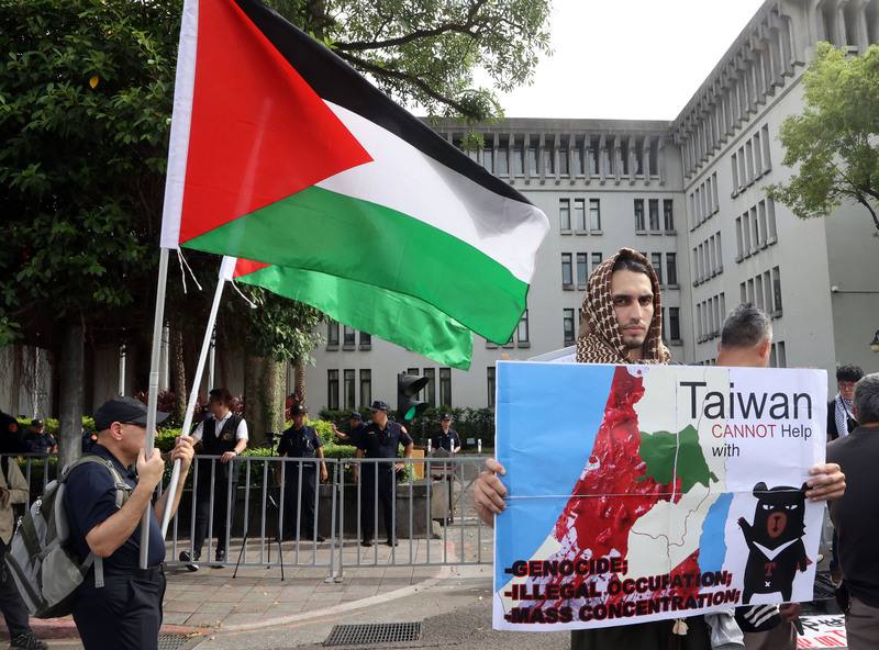 台灣巴勒斯坦自由連線3日下午在外交部門前舉行「外交部世界丟臉，贊助以色列殖民政權」抗議活動，抗議外交部援助以色列屯墾區。