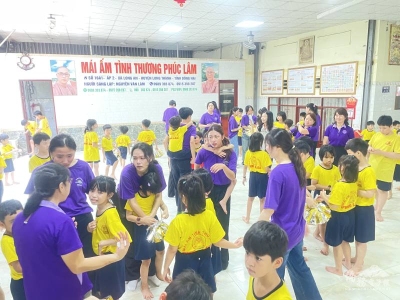 搭僑學員們與孤兒院院童互動