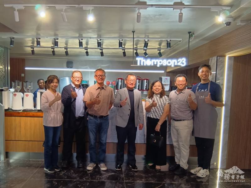 僑務委員吳孟宗（中）、僑務顧問陳淑芳（右3）以及奈及利亞僑領感謝駐處首次舉辦僑務委員會議海外先期座談