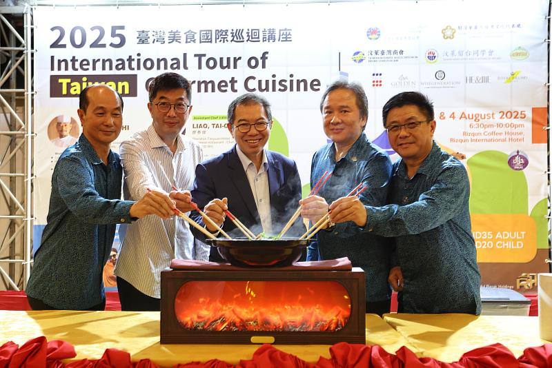 駐汶萊代表處蕭勝中大使(中)與汶萊臺灣商會吳家鑫會長(右二)、連國勳名譽會長(右一)、留台同學會羅萬義會長(左二)及麥順成副會長(左一)共同啟動臺灣美食國際巡迴講座-汶萊場開幕儀式