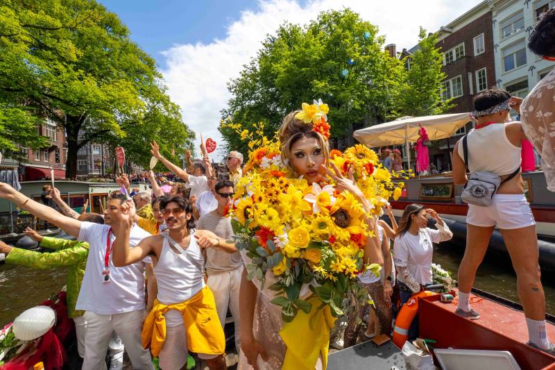 妮妃雅與船上民眾同樂（@Tao.Co_studio提供）