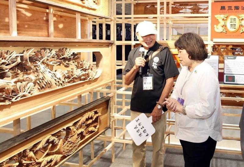 嘉義市長黃敏惠（右）5日北上出席2025台灣文化創意博覽會開幕，參觀嘉市陳佐民木雕工作室展出作品。（嘉義市政府提供）